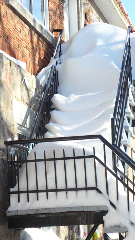 Escalier enneigÃ© Ã  MontrÃ©al. Que de neige!